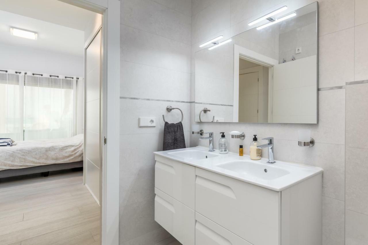 Luxury Beach Front Apartment With Pool Valencia Bagian luar foto