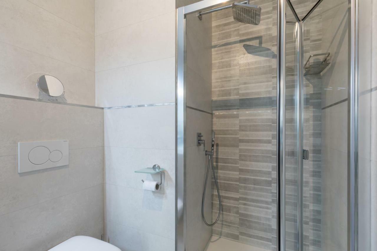 Luxury Beach Front Apartment With Pool Valencia Bagian luar foto